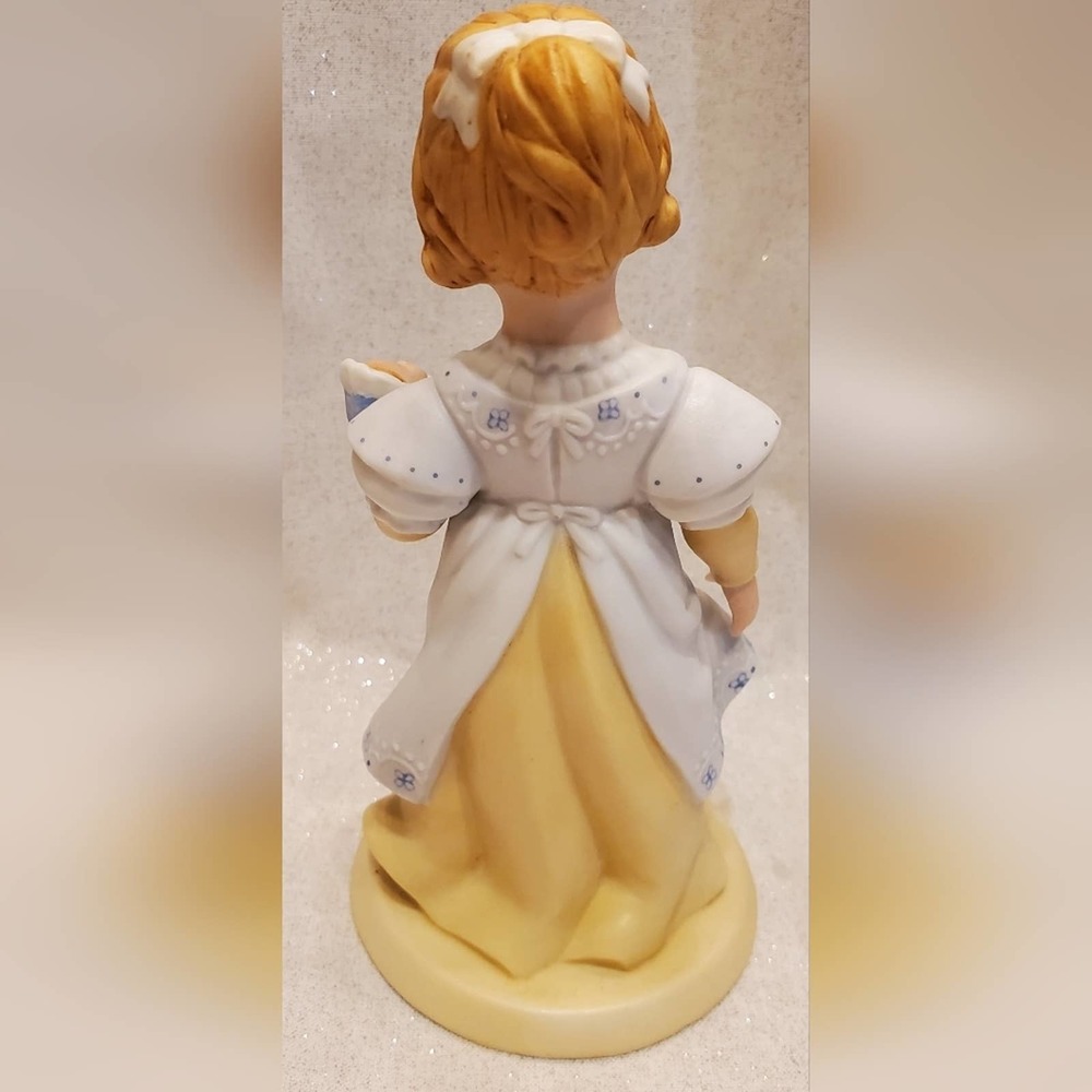 Vintage 1981 Avon A mothers love Porcelain Figurine - Picture 3 of 6